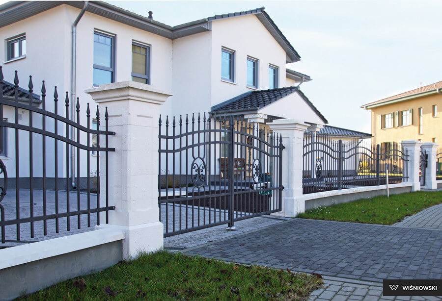 Brama przesuwna czy dwuskrzydłowa – którą wybrać do swojej posesji?